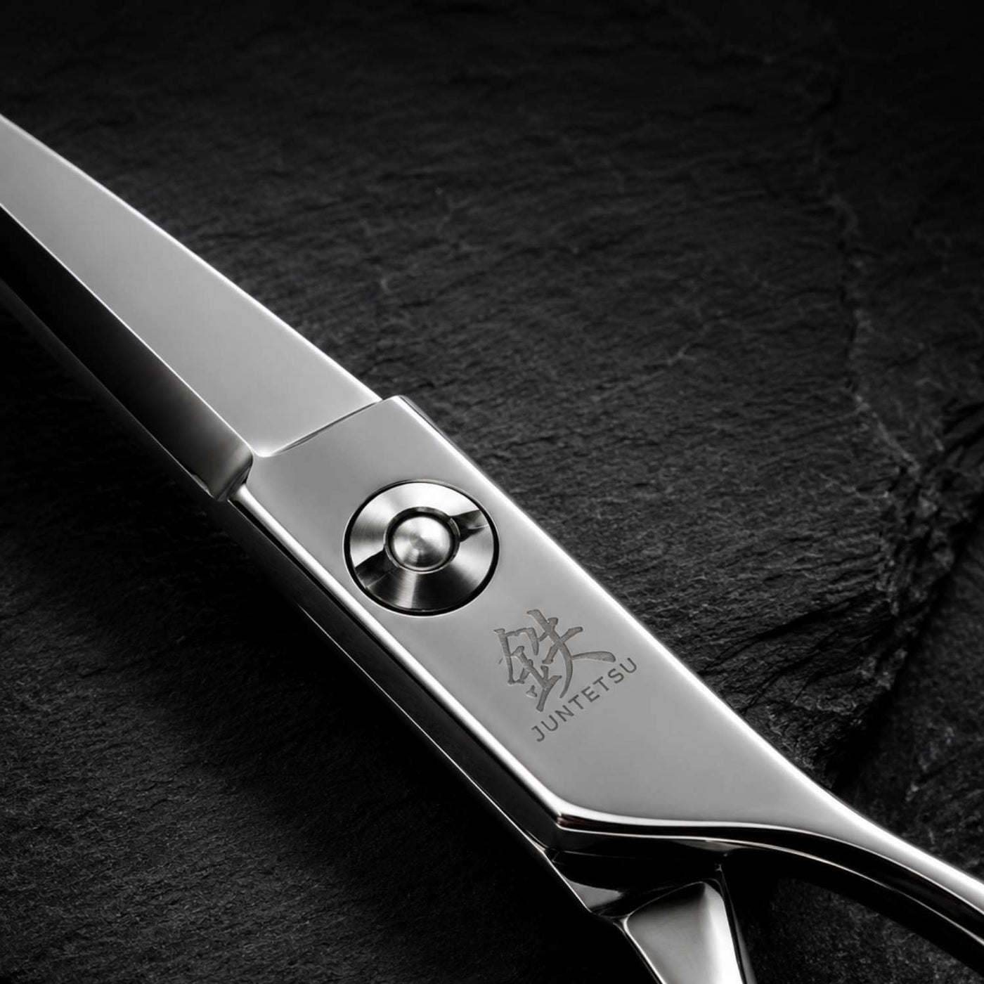 Serie Premium Juntetsu: Forbici Spada al Cobalto - primo piano del corpo e del perno