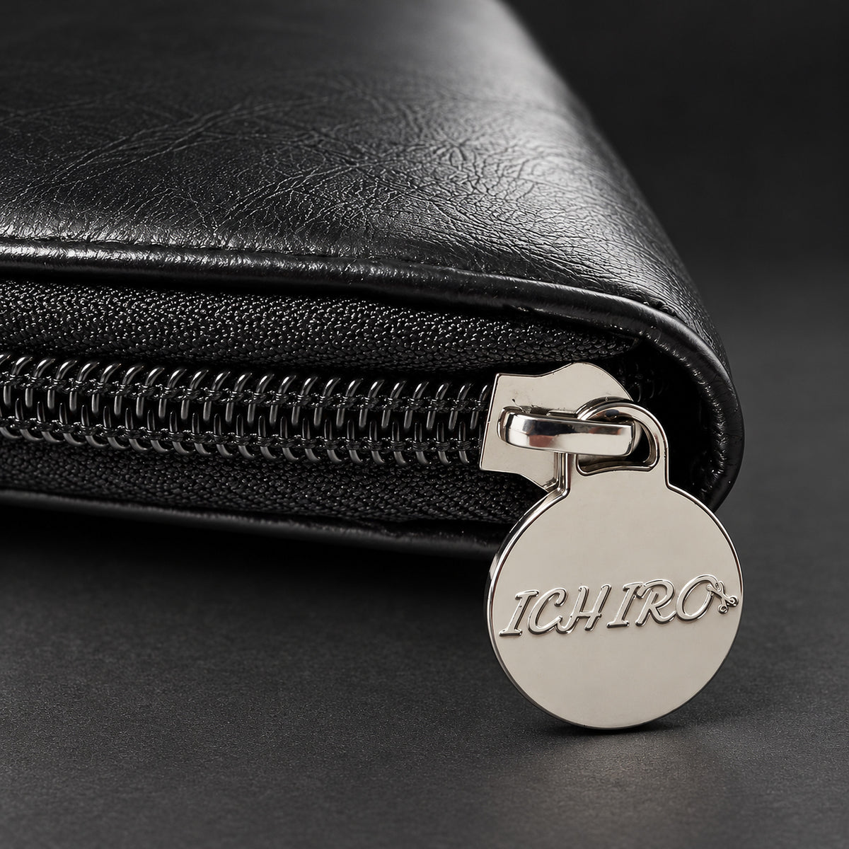 Cursore della zip in metallo con logo Ichiro inciso sulla custodia nera