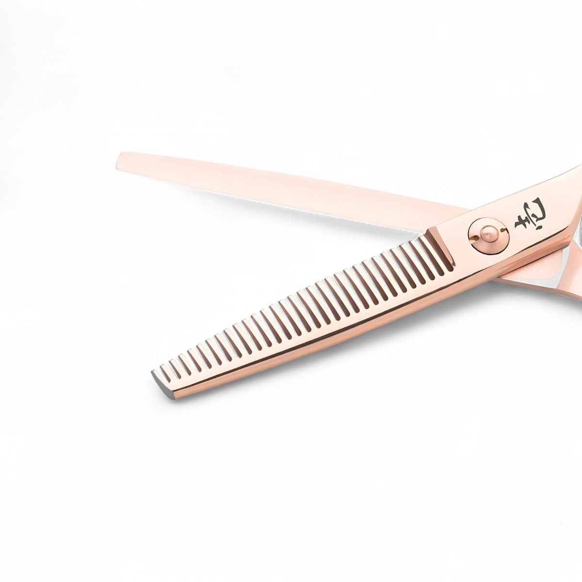 Close-up of 30 teeth with 2030s technology on Ichiro Rose Gold thinning scissors