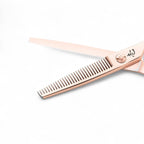 Close-up of 30 teeth with 2030s technology on Ichiro Rose Gold thinning scissors